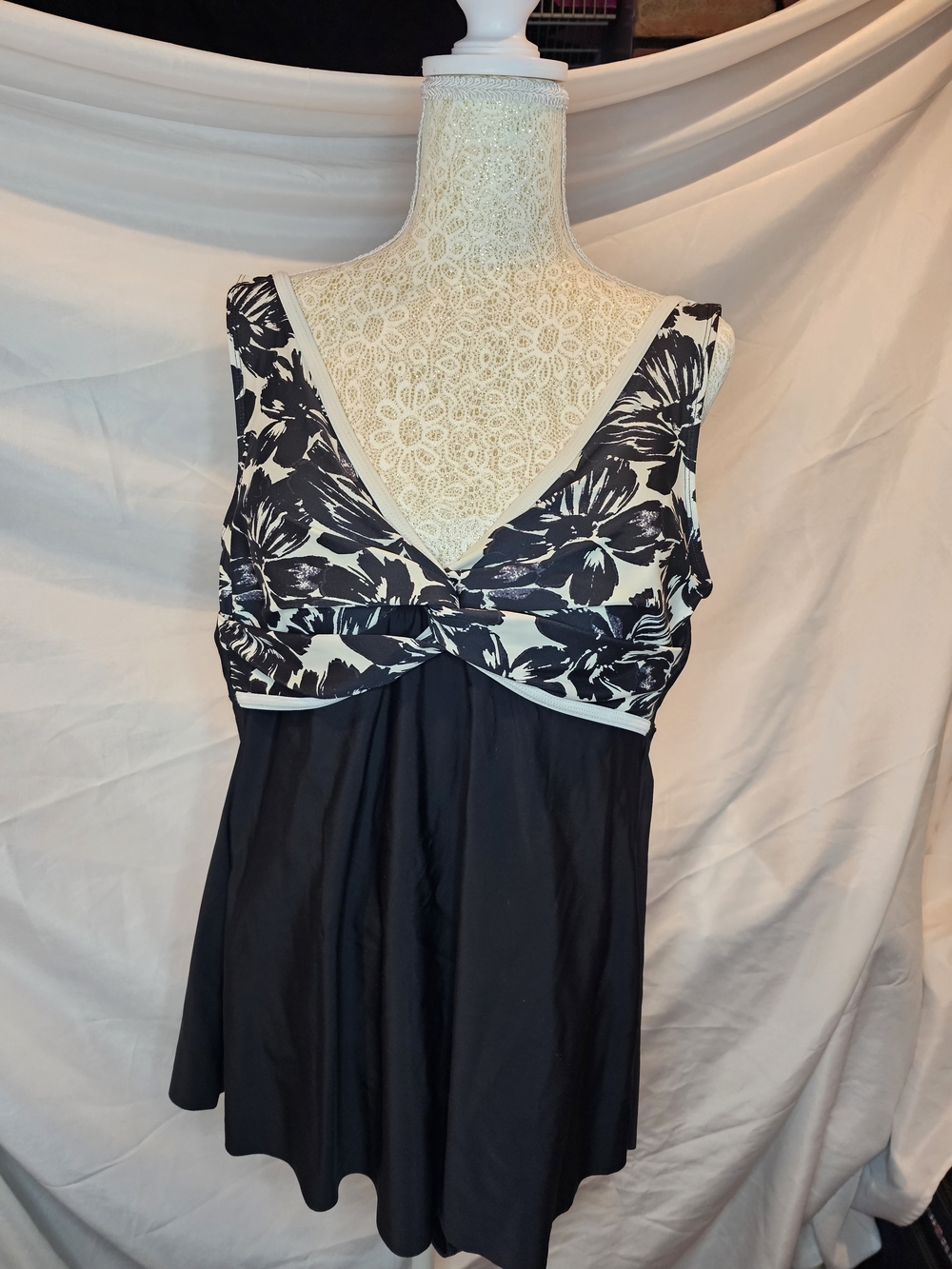 Jacklyn Smith One Piece Black and White Floral Swim Dress.  Sz 16